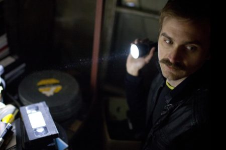 Prime Video: 4 películas de found footage que no te van a dejar dormir Calvin Lee Reeder en V/H/S (2012)