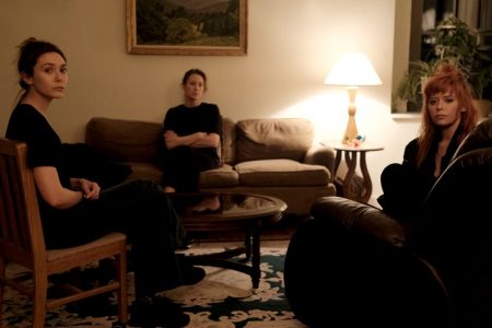 Netflix estrenó Las tres hijas: Sinopsis, reparto y críticas Elizabeth Olsen, Carrie Coon y Natasha Lyonne en Las tres hijas (2023)