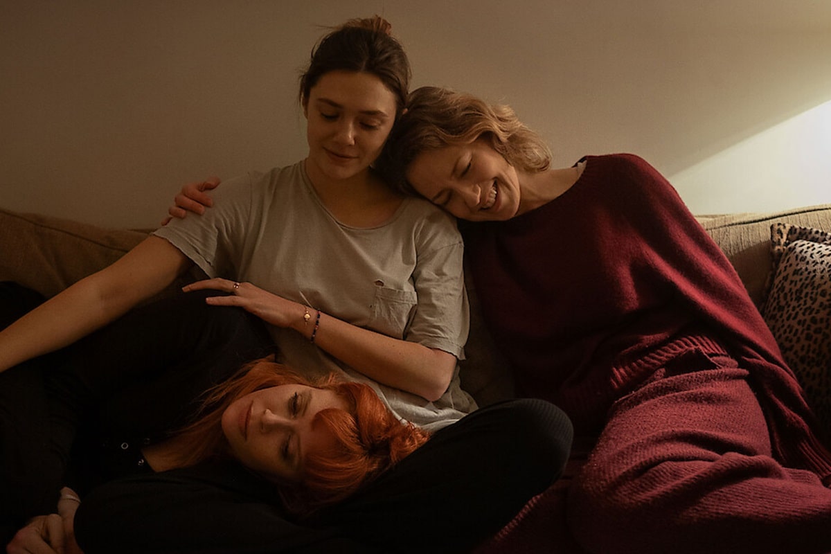 Carrie Coon, Elizabeth Olsen y Natasha Lyonne en Las tres hijas (2023)