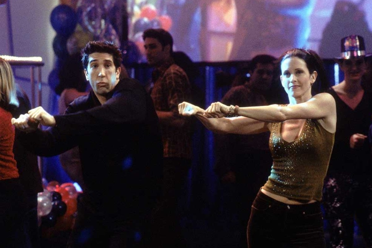 David Schwimmer y Courteney Cox bailando en Friends