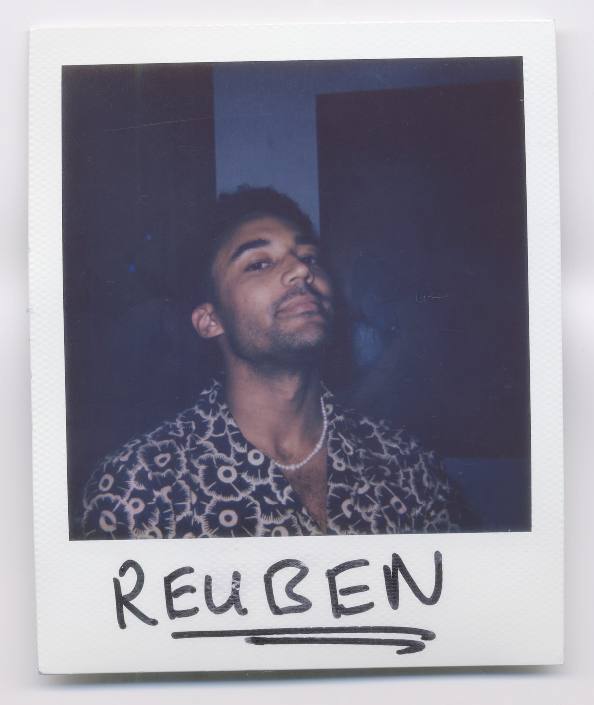 Devon Terrell en Lo que hay adentro