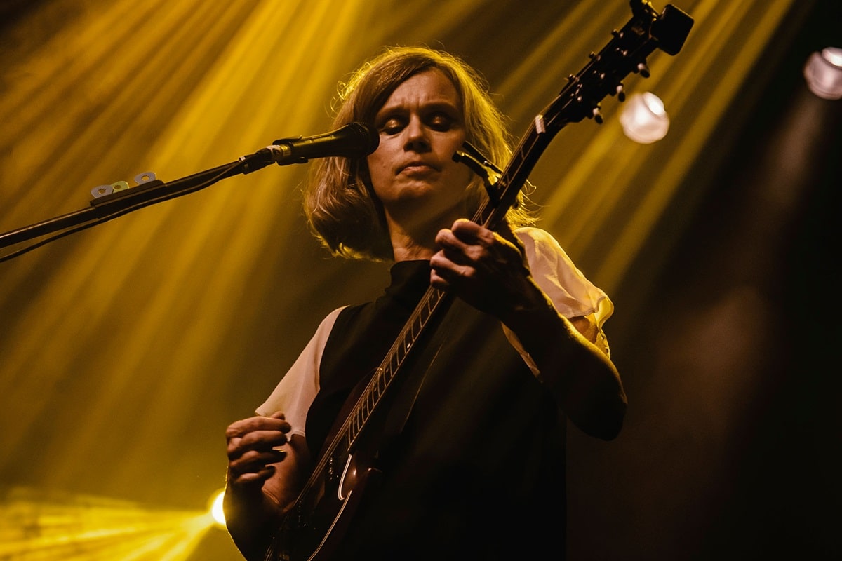 Juana Molina tocando la guitarra