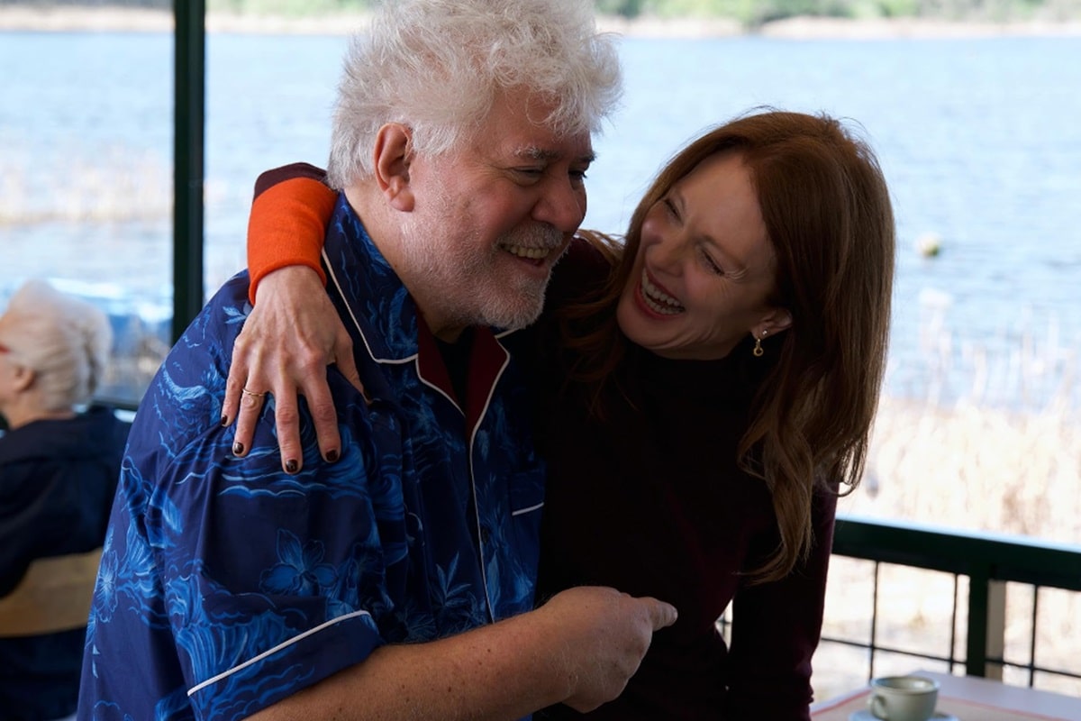 Julianne Moore y Pedro Almodóvar en La habitación de al lado (2024)