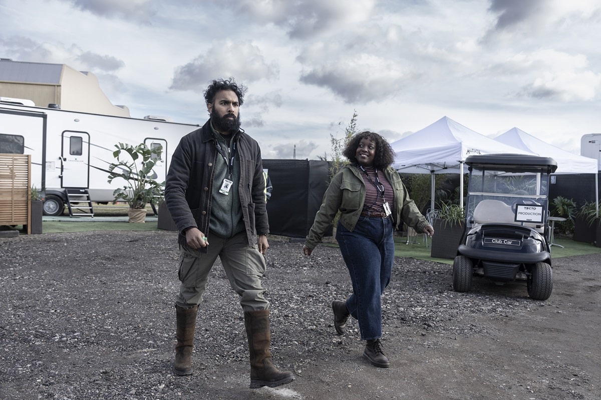 Himesh Patel y Lolly Adefope en La franquicia