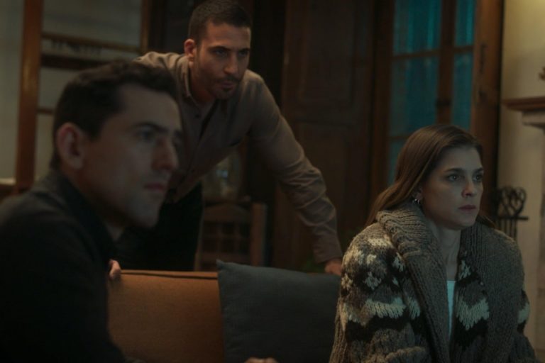 Irene Azuela, Luis Gerardo Méndez y Miguel Ángel Silvestre en Los enviados (2021)