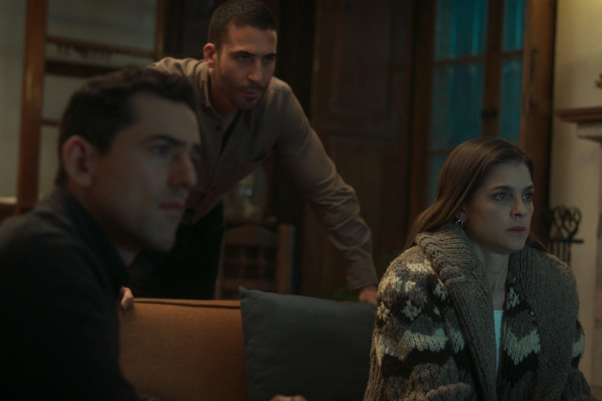 Irene Azuela, Luis Gerardo Méndez y Miguel Ángel Silvestre en Los enviados (2021)