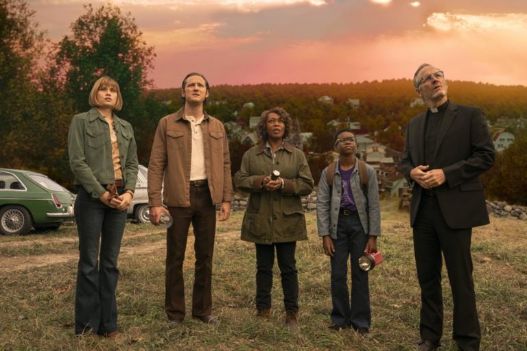 Alfre Woodard, John Benjamin Hickey, Makenzie Leigh, Lewis Pullman y Jordan Preston Carter en El misterio de Salem's Lot (2024)