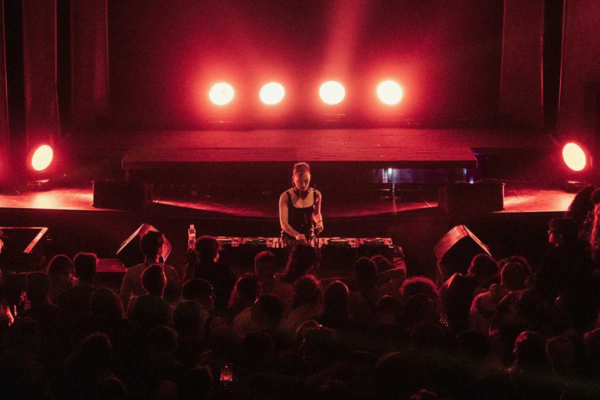 Cia Rebeck en Mutek Argentina 2024.