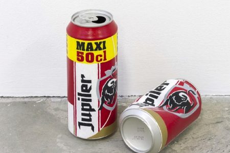 Confundió una obra de arte con latas de cerveza y la tiró a la basura Las latas de cervezas tiradas a la basura en el museo LAM