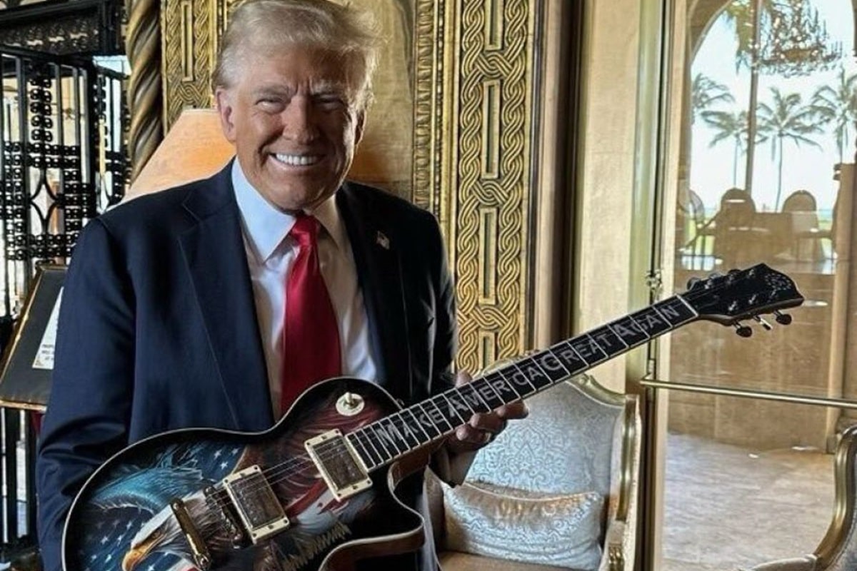 Donald Trump con una de las guitarras de Trump Guitars