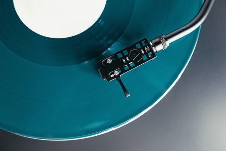Cuál fue el primer disco en vender 1 millón de copias en un año vinilo