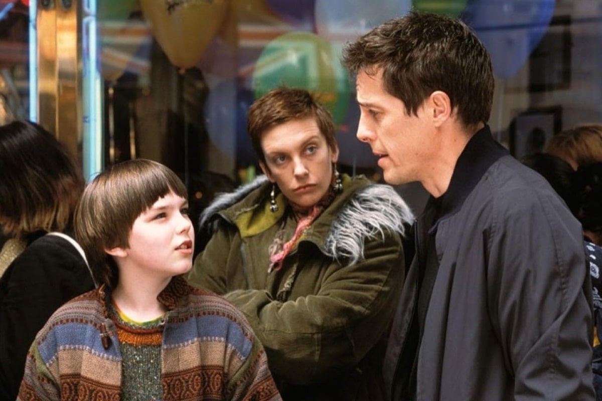 Hugh Grant (derecha), Toni Collette (centro) y Nicholas Hoult (izquierda) en About a Boy