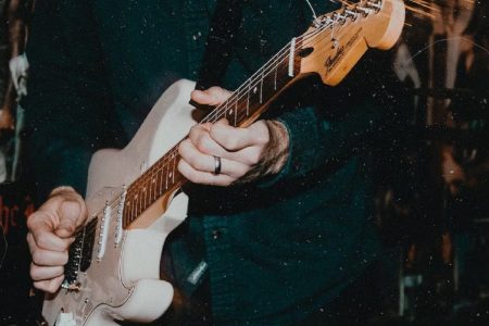 El músico que hizo el solo de guitarra más largo de la historia guitarra
