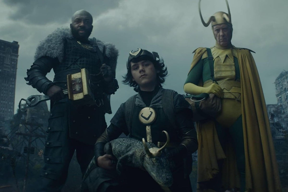 Richard E. Grant, Deobia Oparei y Jack Veal en Loki