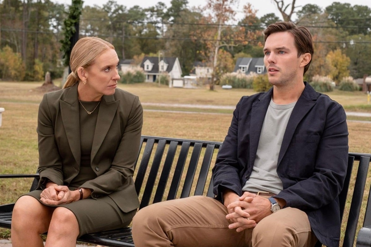 Toni Collette y Nicholas Hoult en Jurado Nº 2 (2024)