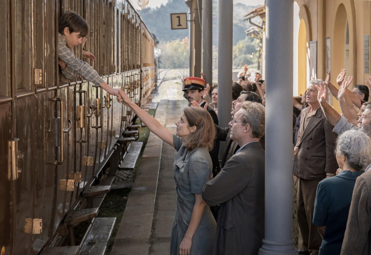 Christian Cervone y Barbara Ronchi en El tren de los niños (2024)