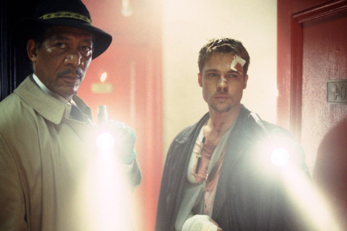 Brad Pitt y Morgan Freeman en Se7en (1995)
