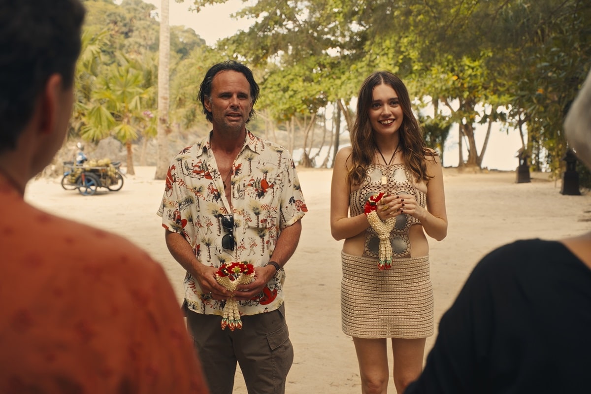 Walton Goggins y Aimee Lou Wood