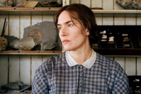 4 películas de época para viajar en Netflix: Ammonite, Zama y más Kate Winslet en Ammonite (2020)