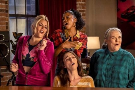 4 series de comedia cortas para ver en Netflix Busy Philipps, Renée Elise Goldsberry, Paula Pell y Sara Bareilles en Girls5eva (2021)