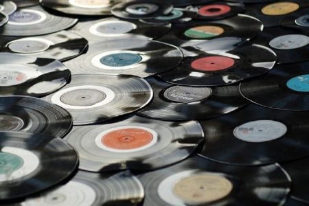 Las canciones que pasan a ser de dominio público en 2025 vinilos