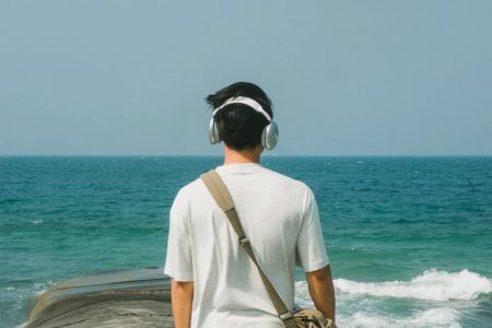 8 canciones que no pueden faltar en tu playlist del verano hombre con auriculares de espaldas