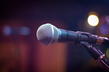 El mejor cantante de black metal de la historia según la IA micrófono