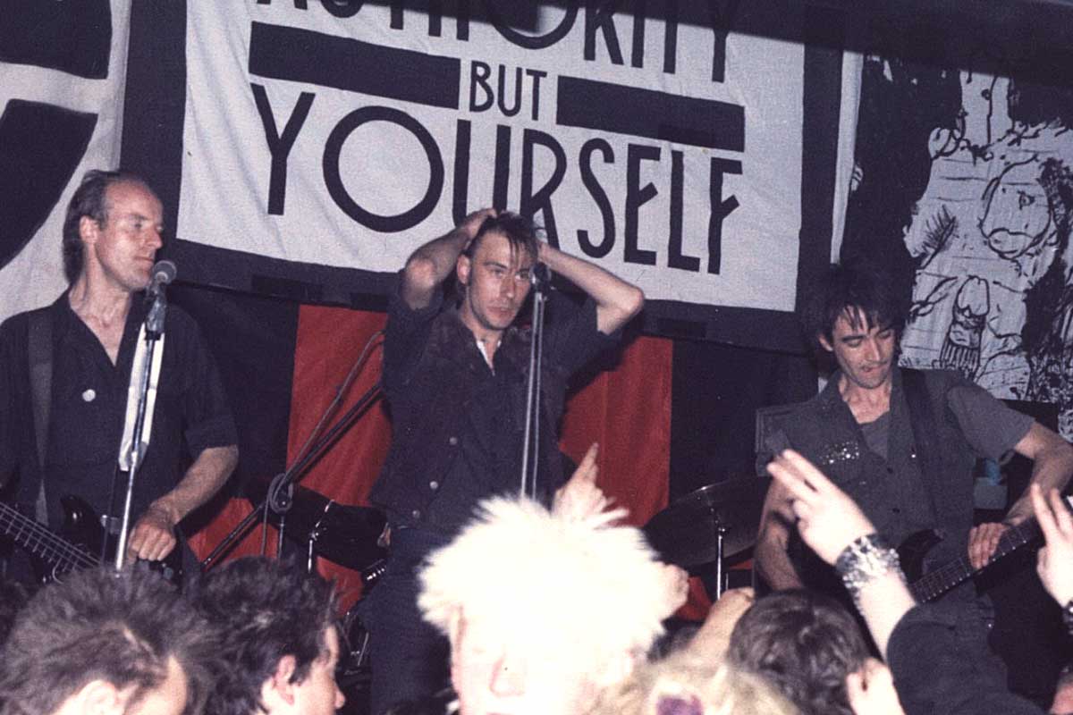 Crass en vivo en el Cleatormoor Civic Hall del Reino Unido en mayo de 1984