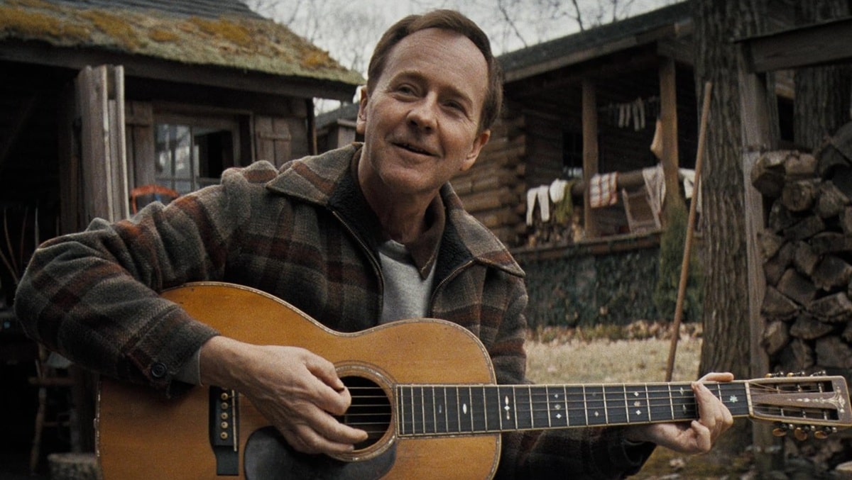 Edward Norton como Pete Seeger en Un completo desconocido (2024)