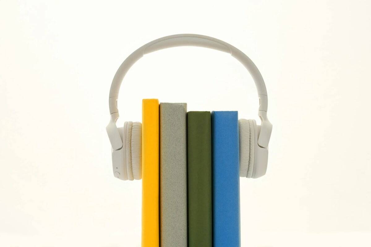 libros entre auriculares