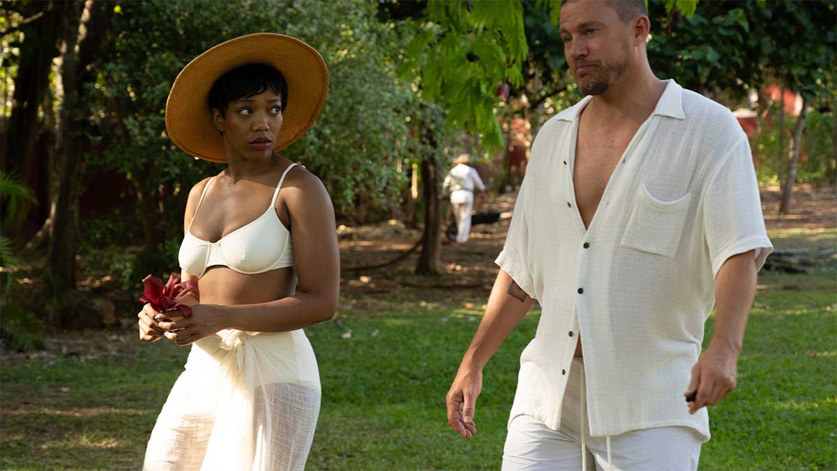 Naomi Ackie y Channing Tatum en Parpadea dos veces