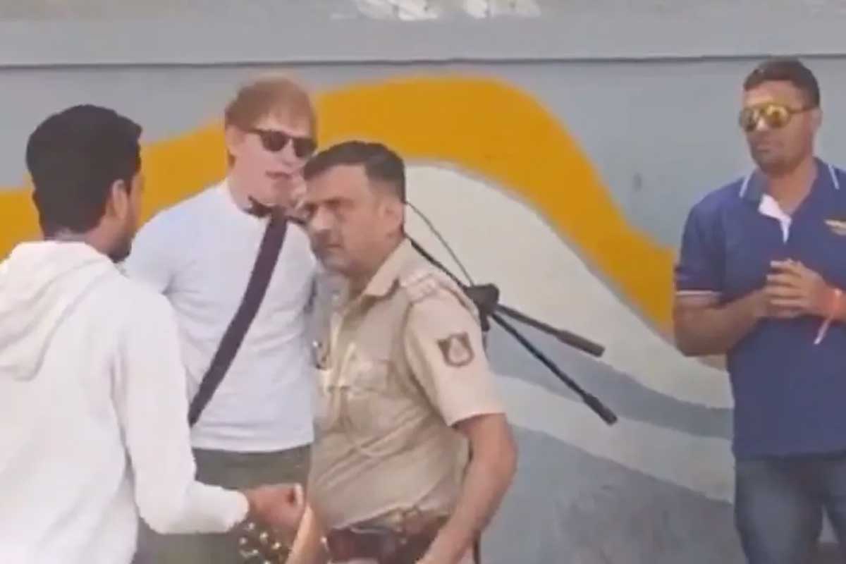 Policía interrumpe el show callejero de Ed Sheeran en India