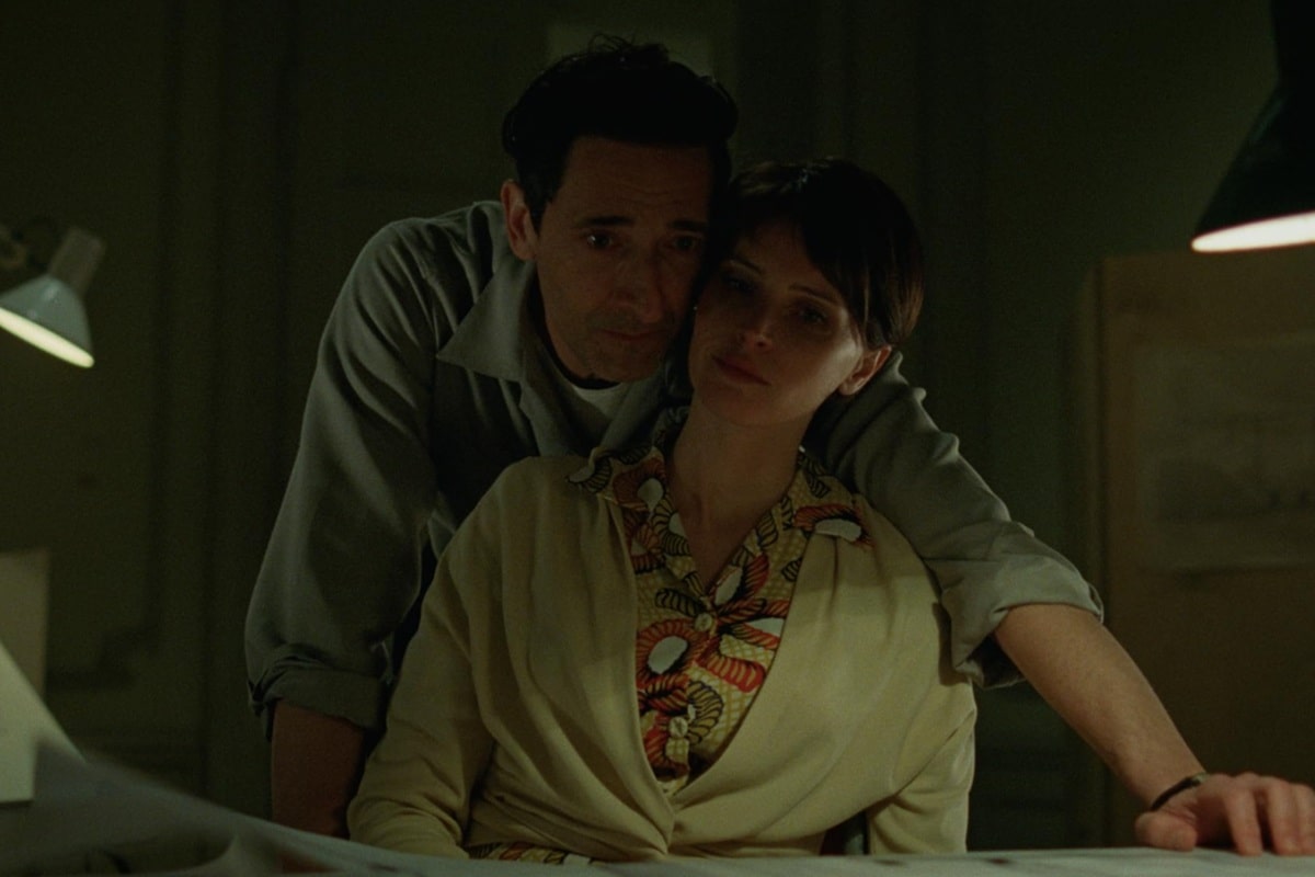 Adrien Brody y Felicity Jones en The Brutalist (2024)