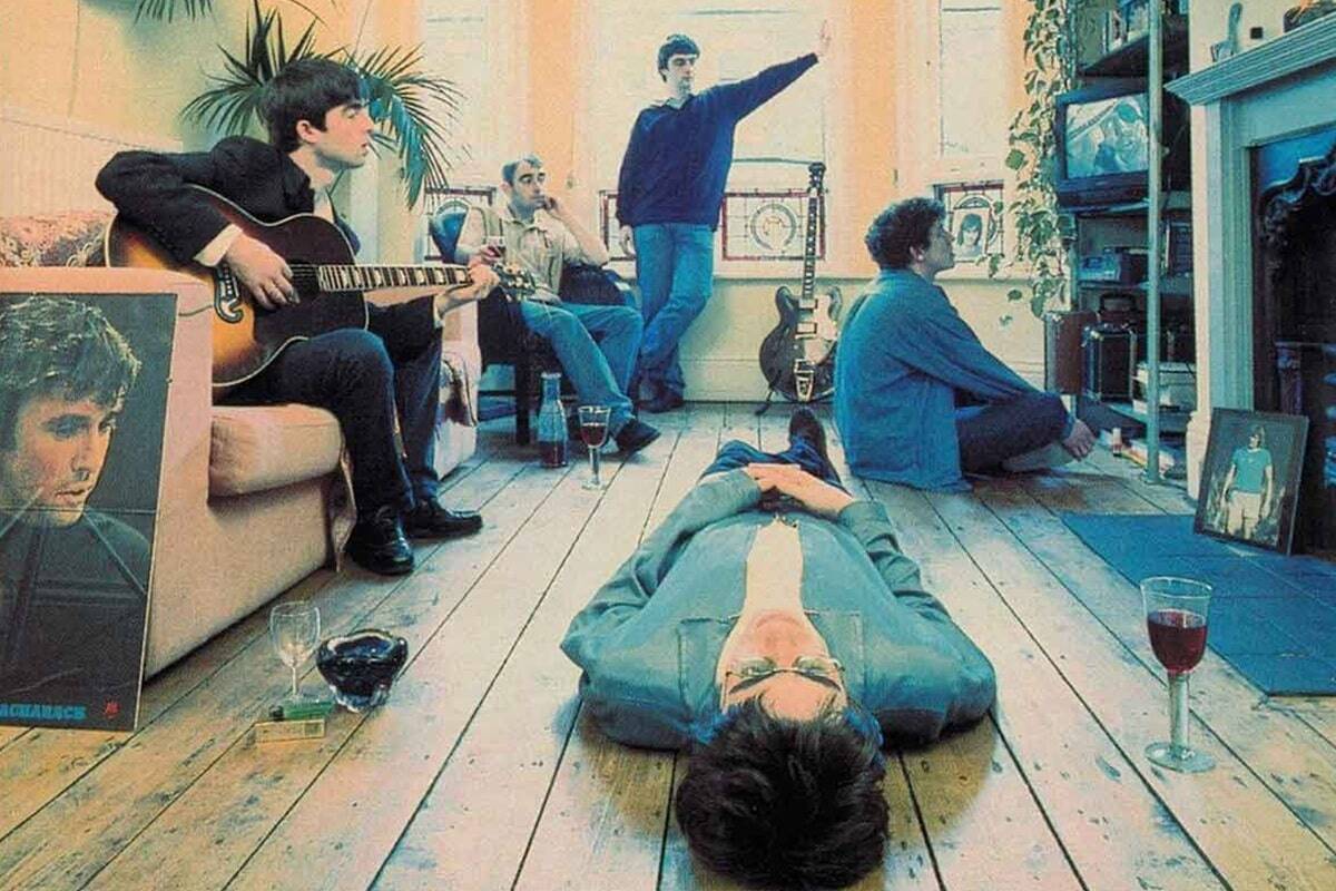 Quiénes aparecen en los portarretratos de Definitely Maybe, disco de Oasis