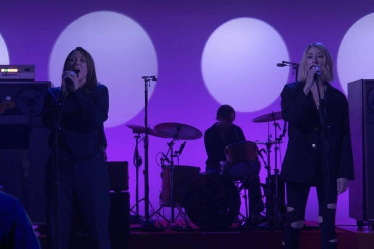 Kim Deal y Kim Gordon tocando"Little Trouble Girl"