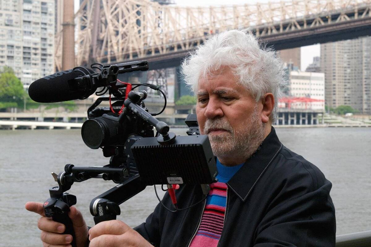 Pedro Almodóvar dirigiendo La habitación de al lado (2024)