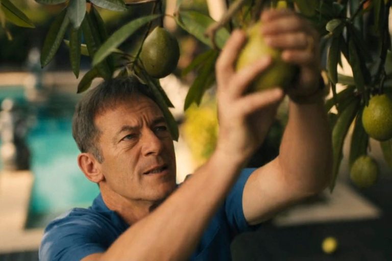 Jason Isaacs en The White Lotus, con la fruta venenosa