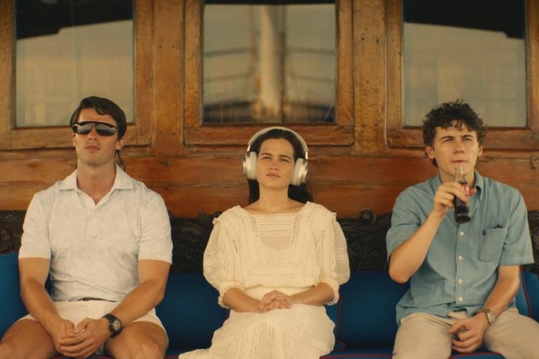 Patrick Schwarzenegger, Sam Nivola y Sarah Catherine Hook en The White Lotus, temporada 3.