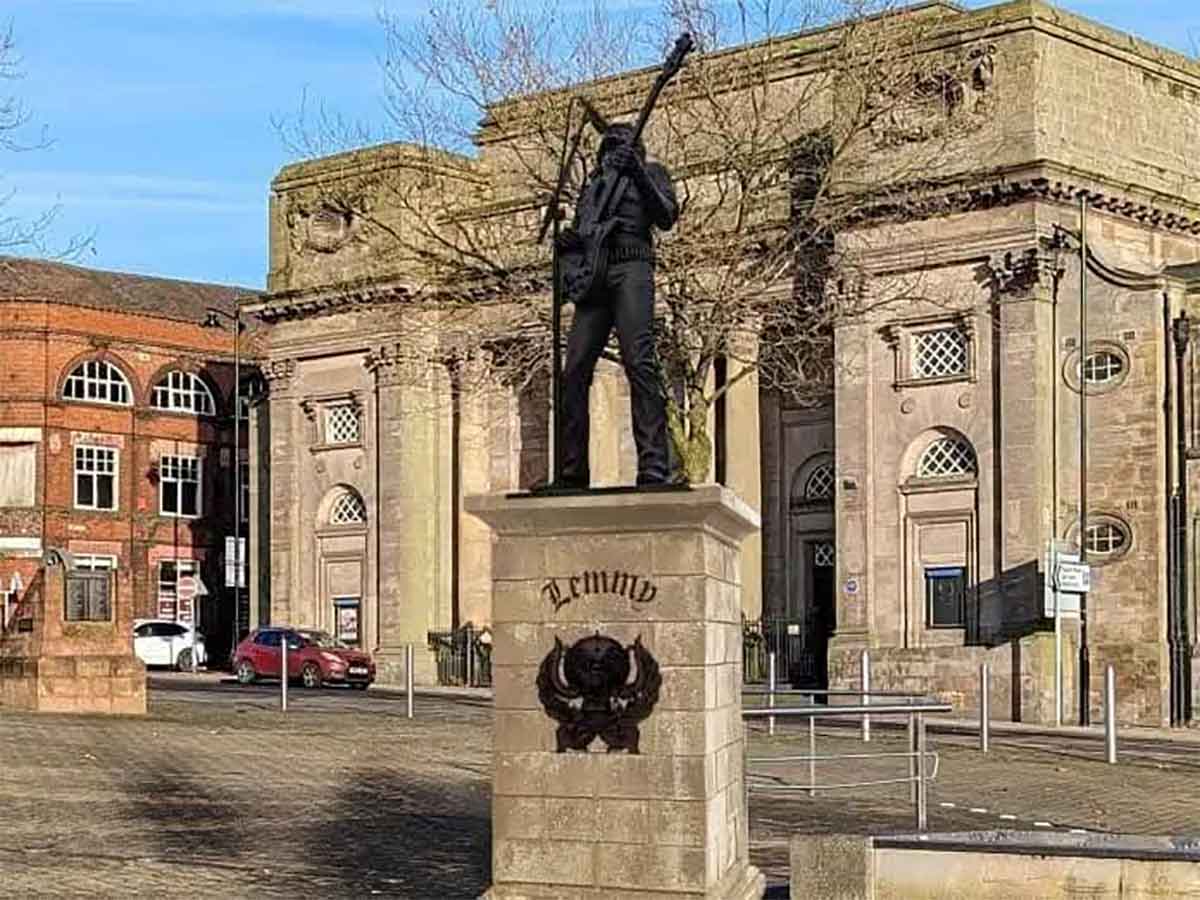 Render de la estatua de Lemmy Kilmister en Burslem