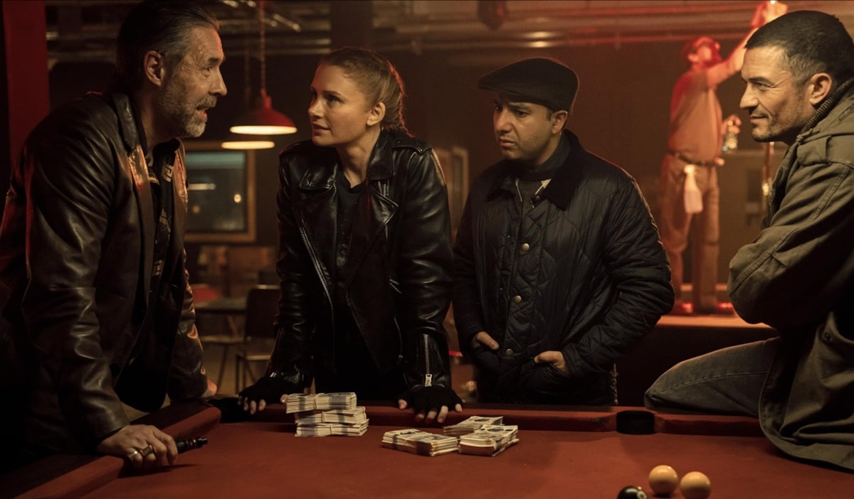 Orlando Bloom, Paddy Considine, Bryce Dallas Howard y Nick Mohammed en Acto encubierto (2025)