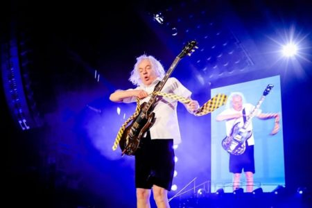 La canción de AC/DC que más le cuesta tocar a Angus Young