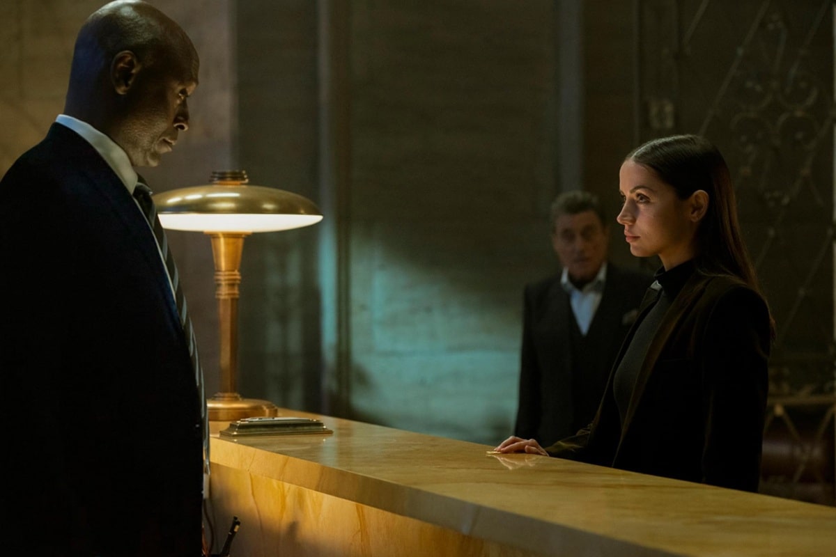 Ian McShane, Lance Reddick y Ana de Armas en Bailarina (2025)