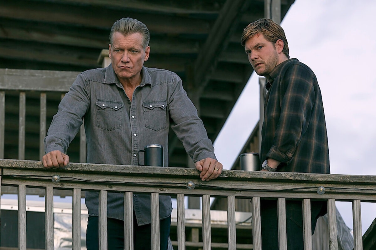 Holt McCallany y Jake Weary en El frente costero