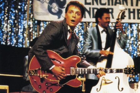 Michael J. Fox tocando la guitarra en Volver al futuro