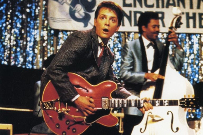 Michael J. Fox tocando la guitarra en Volver al futuro