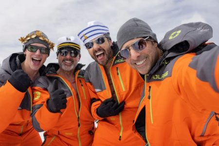Jason Schwartzman, Steve Carell, Ramy Youssef y Cory Michael Smith en Mountainhead (2025)