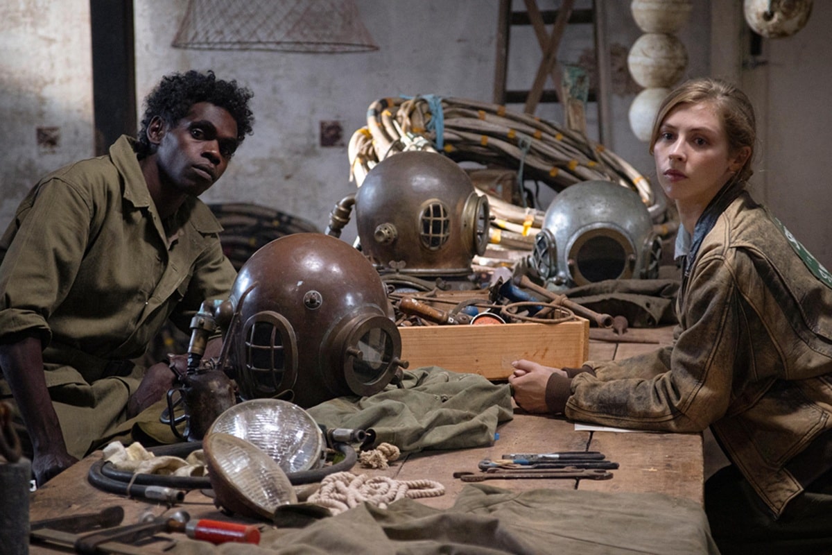 Jacob Junior Nayinggul y Hermione Corfield en Terror en el río (2025)