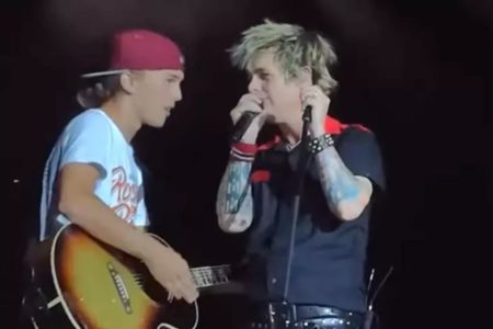 Green Day echó a un fan del escenario por tocar una canción de Oasis