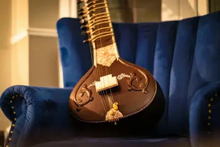 La primera canción de rock en incluir el sitar