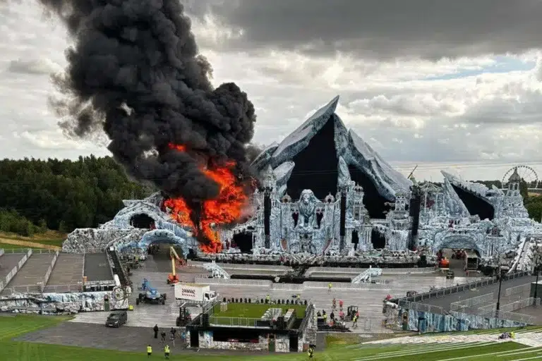 Se incendió el escenario principal del festival Tomorrowland